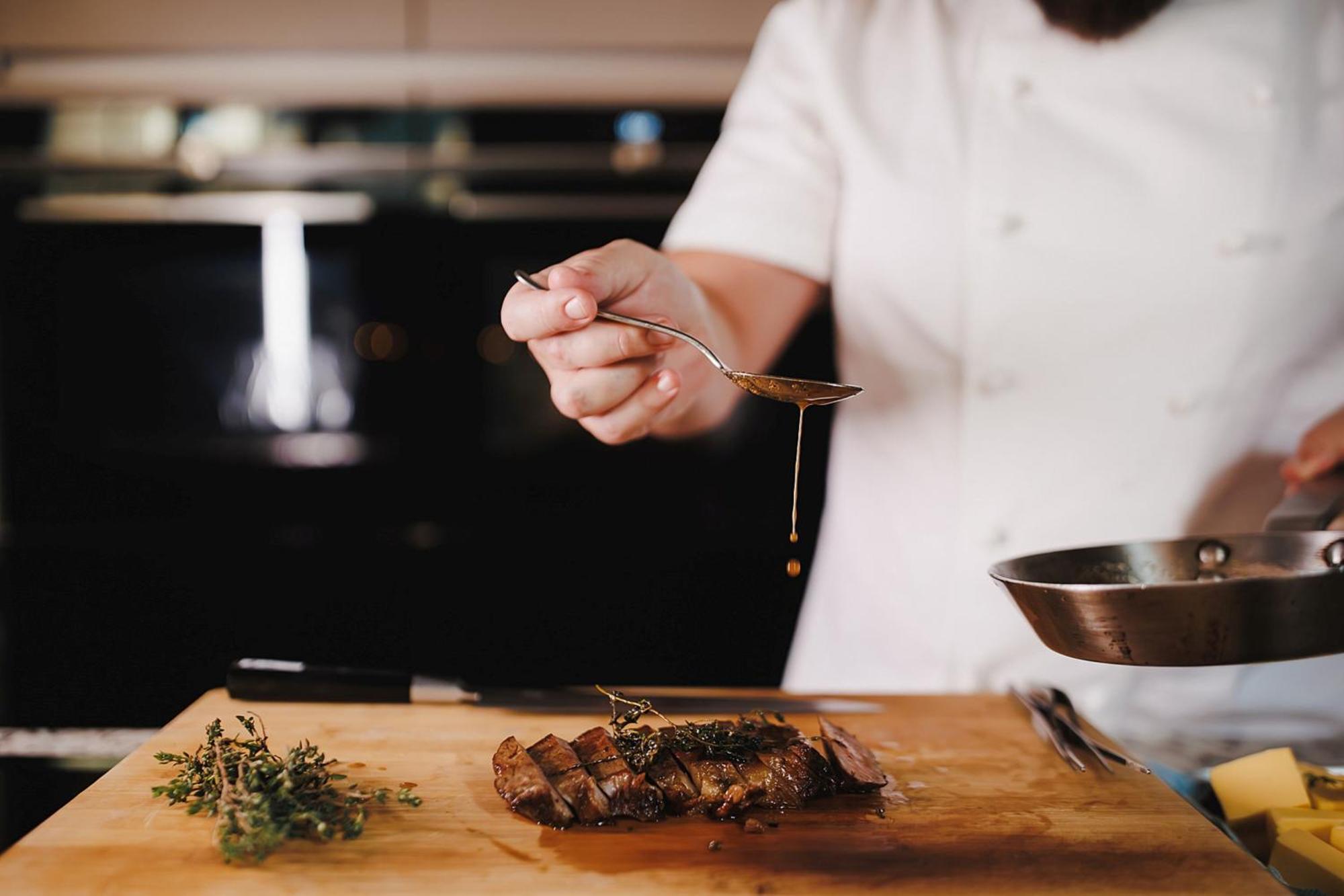 Stock Exchange Hotel, Manchester, Autograph Collection エクステリア 写真 A chef seasoning a dish