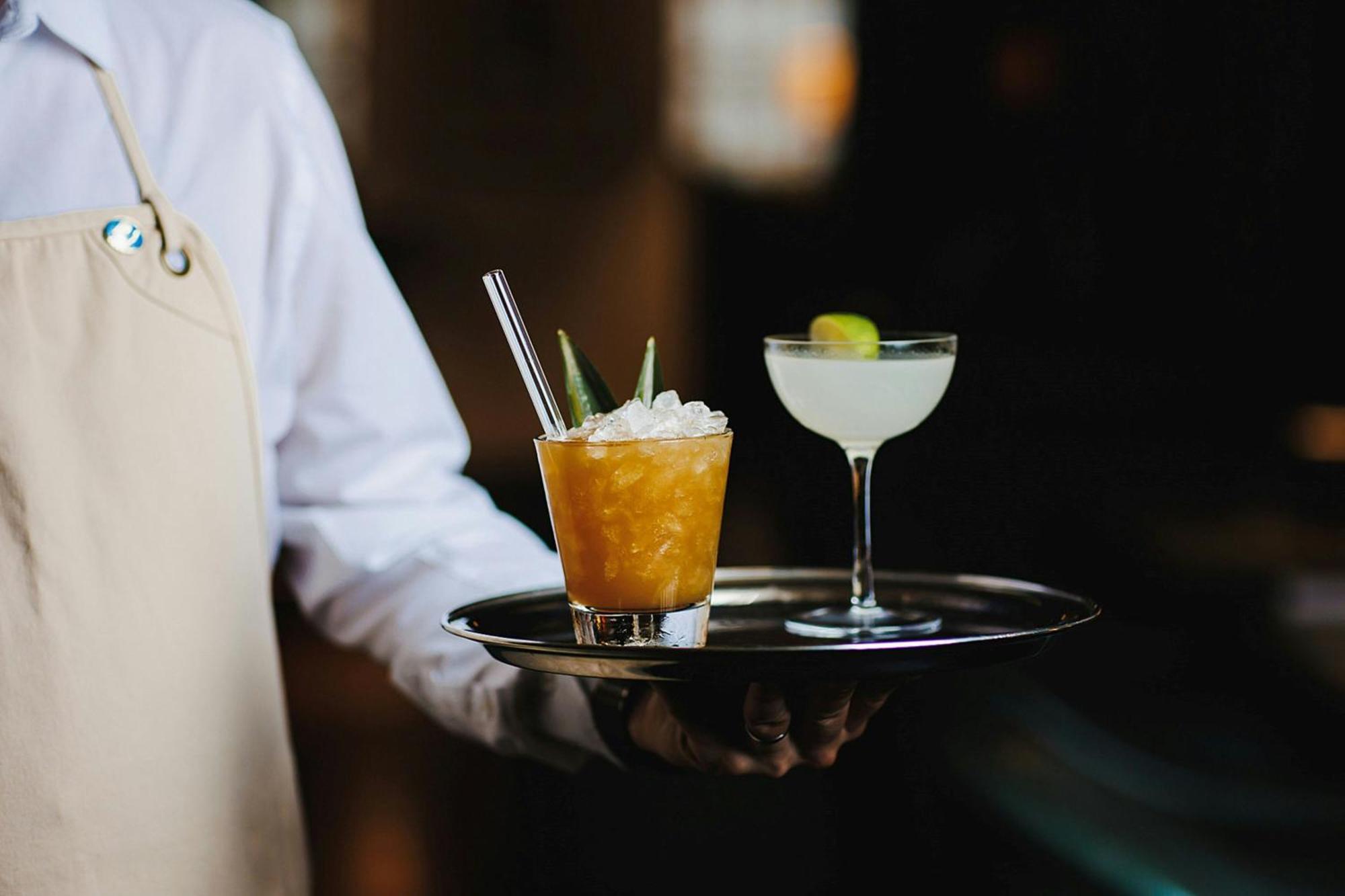 Stock Exchange Hotel, Manchester, Autograph Collection エクステリア 写真 A waiter holding a tray of drinks